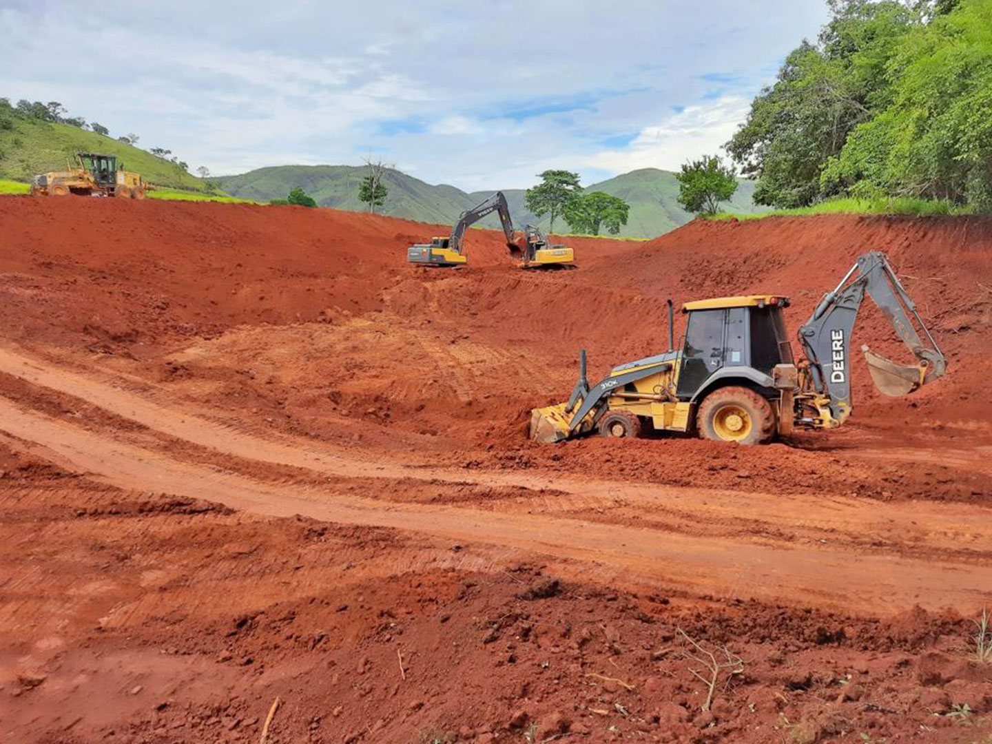 Imagem com máquinas realizando aterramento