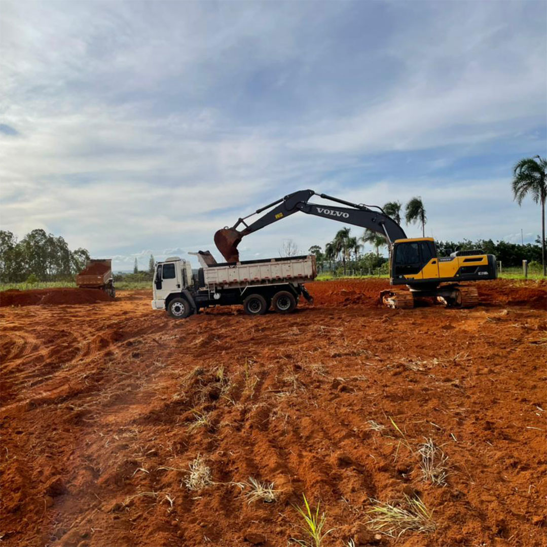 Máquinas realizando terraplanagem